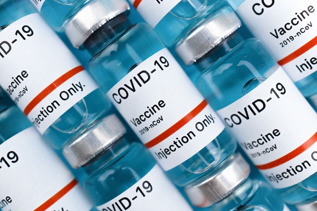 Vacina ideal contra a COVID-19 deveria ser em dose única e de fácil armazenagem (Imagem: Reprodução/ Maksim Goncharenok/ Pexels)