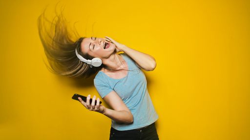 Como aprender inglês com música com o app Lyrics Training