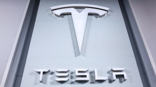 Carro da Tesla explode após colisão na Rússia; veja vídeo