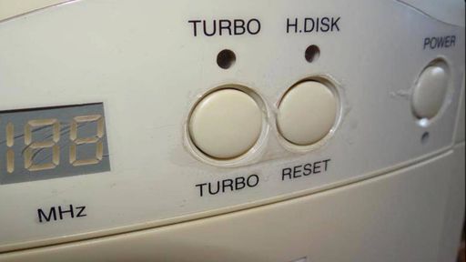 Para que servia o botão turbo nos computadores antigos?