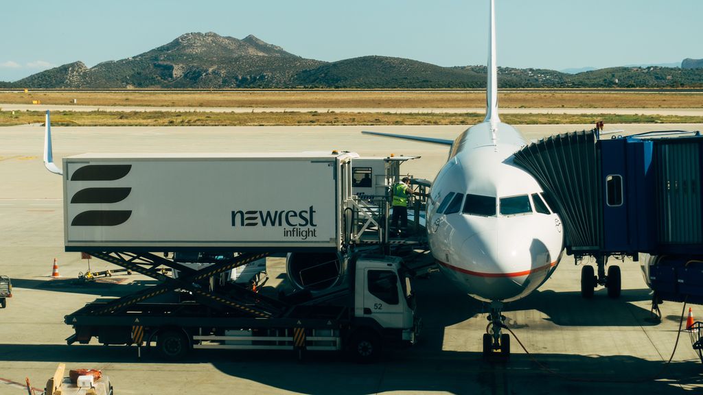 Avião está com porta esquerda conectada à plataforma e lado direito livre para acesso de funcionários e abastecimento (Imagem: Markus Winkler/Unsplash/CC)