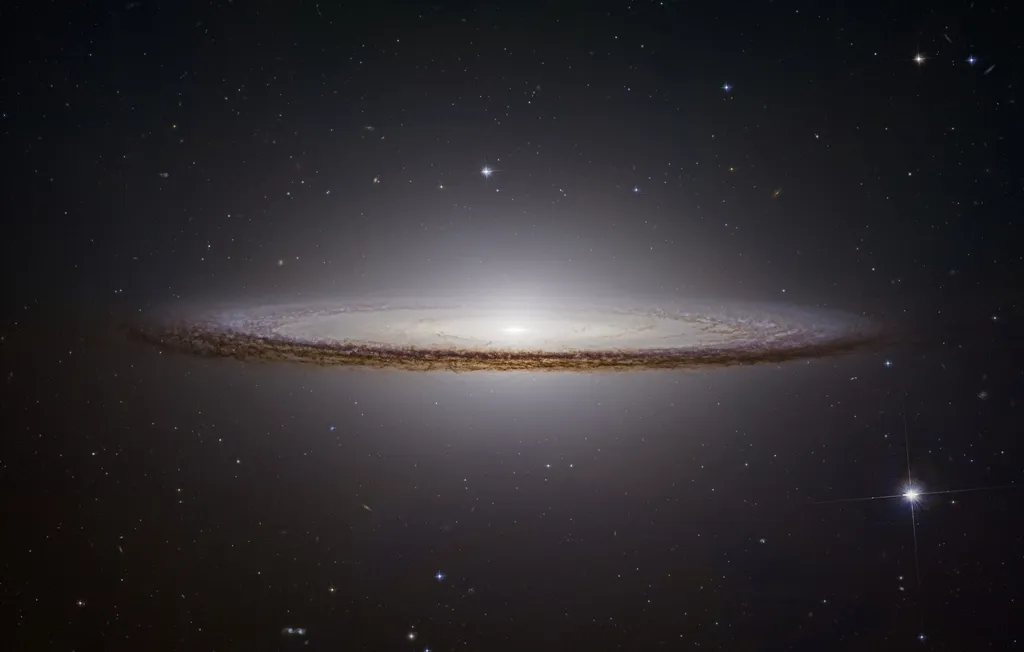 A galáxia Messier 104, localizada a quase 28 milhões de anos-luz de nós (Imagem: Reprodução/NASA, ESA, Hubble Legacy Archive/Ignacio Diaz Bobillo)