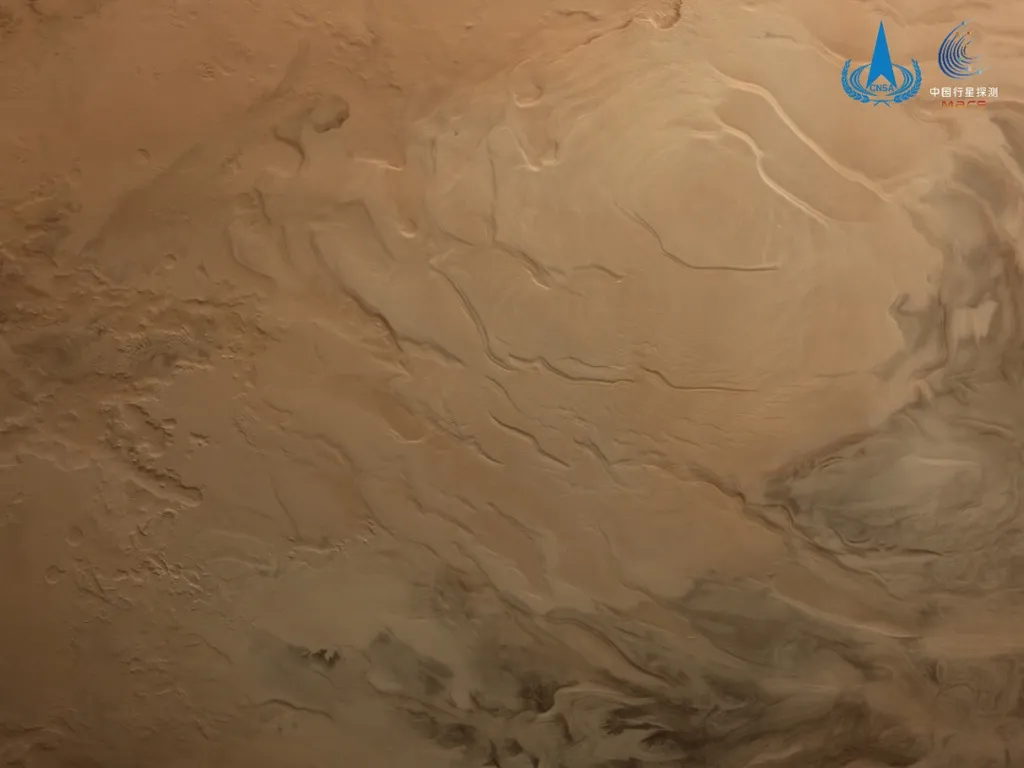 Imagem da calota polar sul de Marte, que parece ser composta principalmente de gelo seco (dióxido de carbono sólido) e gelo de água. (Imagem: CLEP)