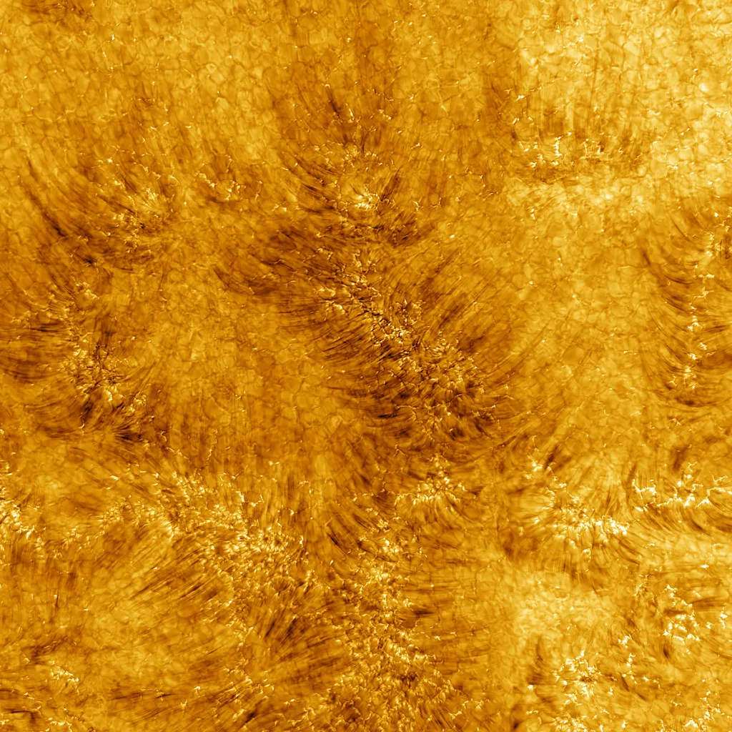 Foto da cromosfera, região intermediária da atmosfera do Sol, feita pelo telescópio Inouye (Imagem: Reprodução/NSO/AURA/NSF)