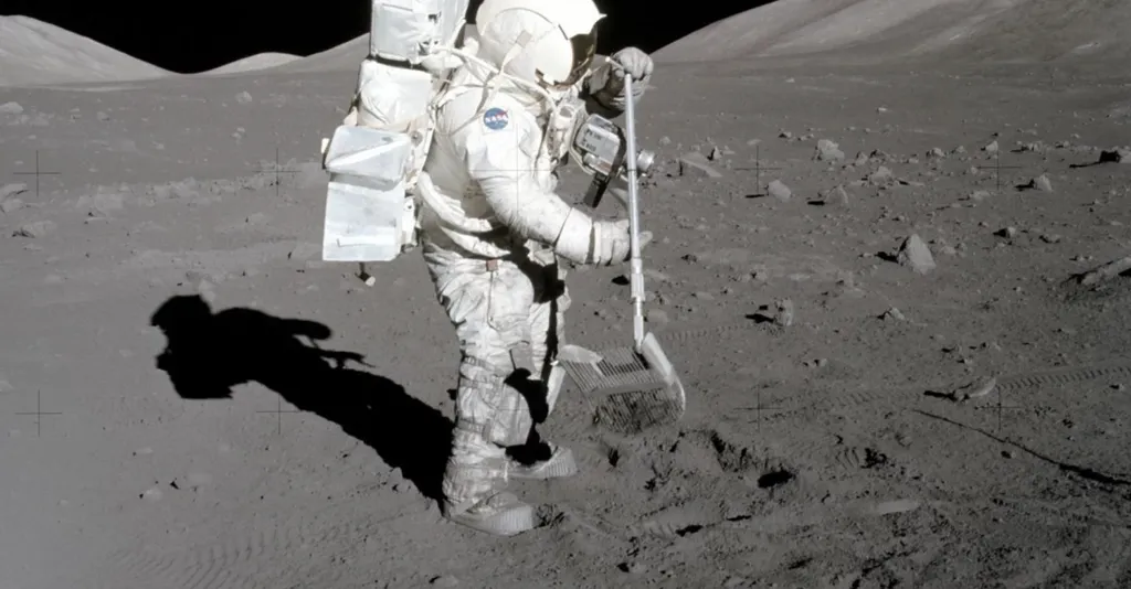 A poeira lunar ficou impregnada nos trajes dos astronautas do programa Apollo (Imagem: Reprodução/NASA)