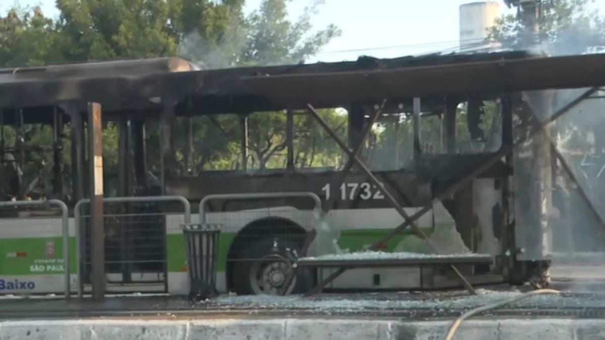 Avião cai e atinge ônibus na Zona Oeste de São Paulo