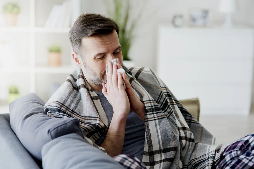 Tosse e febre deixam a lista de principais sintomas da covid-19 (Imagem: gpointstudio/envato)