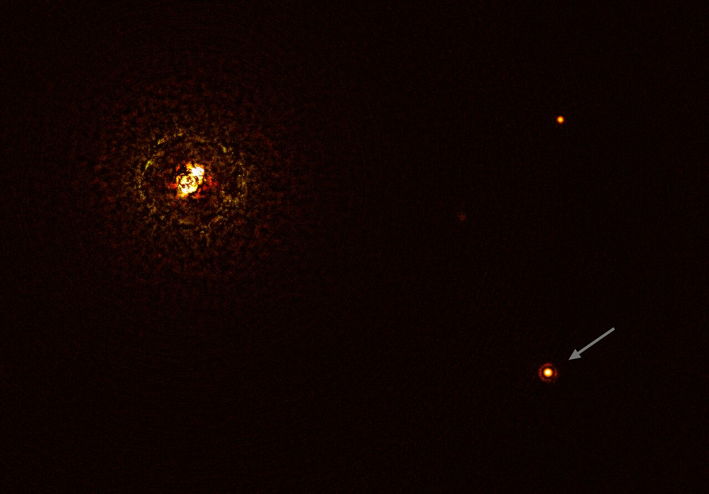 Indicação do exoplaneta b Centauri b, com o sistema binário no lado superior esquerdo; a imagem foi feita pelo instrumento SPHERE, do VLT (Imagem: ESO/Janson et al.)