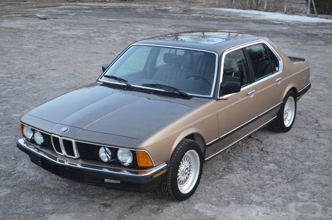 BMW Serie 7 de 1985 - essa belezinha foi o primeiro carro a contar com um sistema de GPS