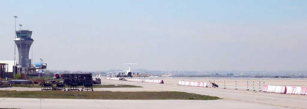 O Aeroporto de Torrejon é mais famoso por seus movimentos militares do que voos regulares (Imagem: Divulgação/ Wikimedia Commons)