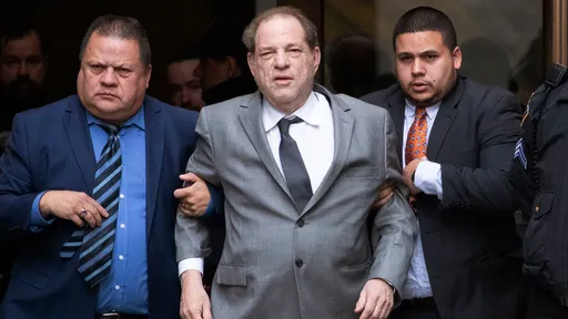 Ex-titã de Hollywood, Harvey Weinstein é condenado por estupro