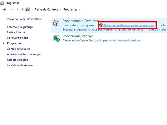 No item "Programas e recursos", clique em "Ativar ou desativar recursos do Windows" (Captura de tela: Matheus Bigogno)