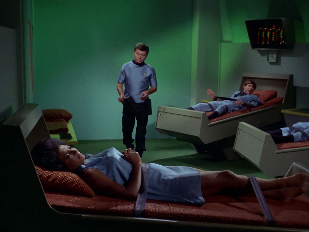 Em Star Trek, a nave Enterprise é equipada com uma ala médica, um médico dedicado, e enfermeiros. Na vida real, isso ainda não acontece