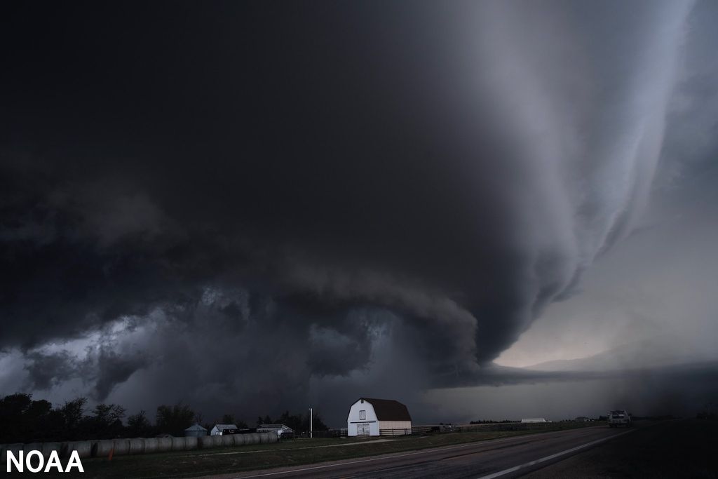 Tempestade de supercélulas registrada no Kansas. Ali, o ar ascendente gira no interior da novo e dá origem a um tornado (Imagem: Reprodução/Mike Coniglio/NOAA/NSSL)