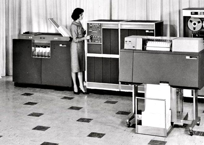 Clássico IBM 1401 de 1959 ganha homenagem fiel em miniatura