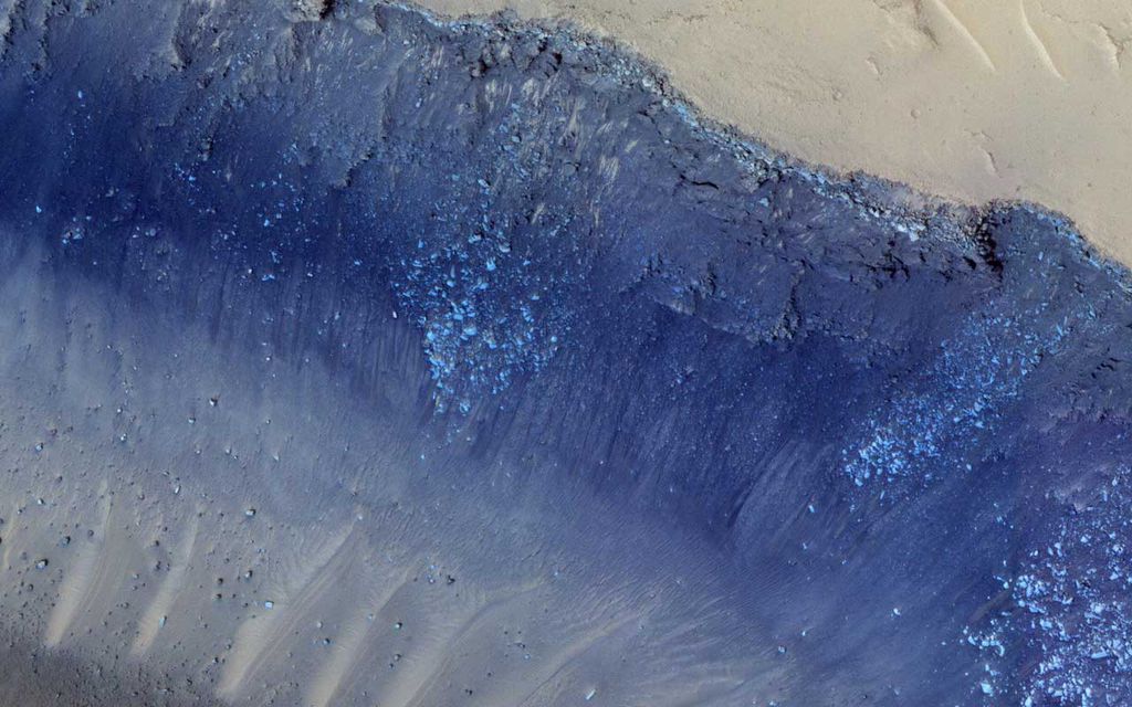 Deslizamento de terra observado na região Cerberus Fossae, origem dos abalos sísmicos registrados pela InSight (Imagem: Reprodução/NASA/JPL-Caltech/Univ. do Arizona)