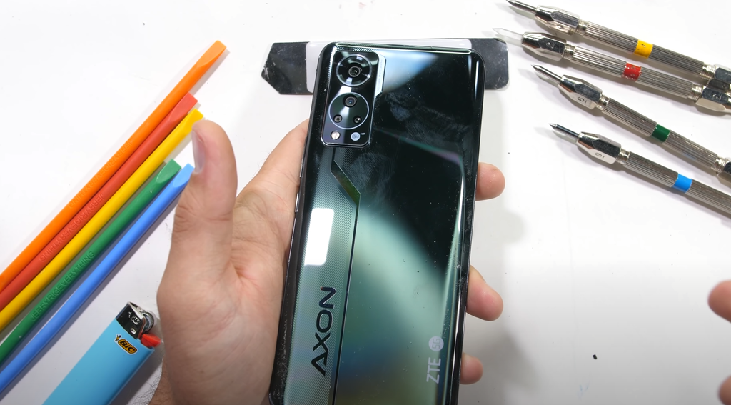 Axon 30 possui quatro câmeras na traseira; principal tem 64MP (Imagem: YouTube/JerryRigEverything)