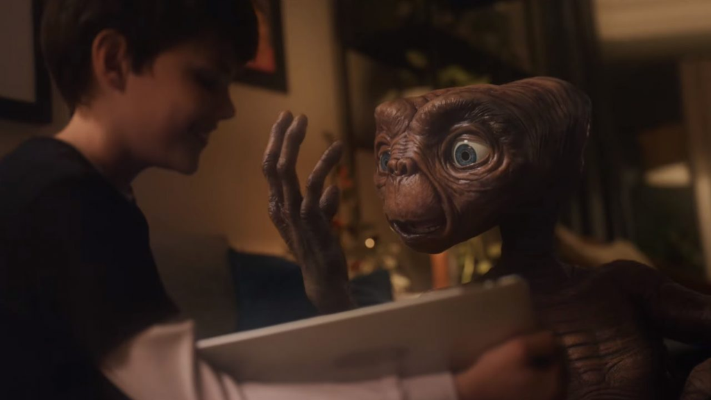 Filho de Elliot mostra tecnologia para o ET em novo comercial da xFinity
