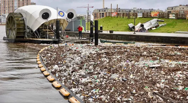 Uma máquina de coleta de lixo marinho, chamada Mr. Trash Weel (Imagem: Reprodução/WP of Baltimore)