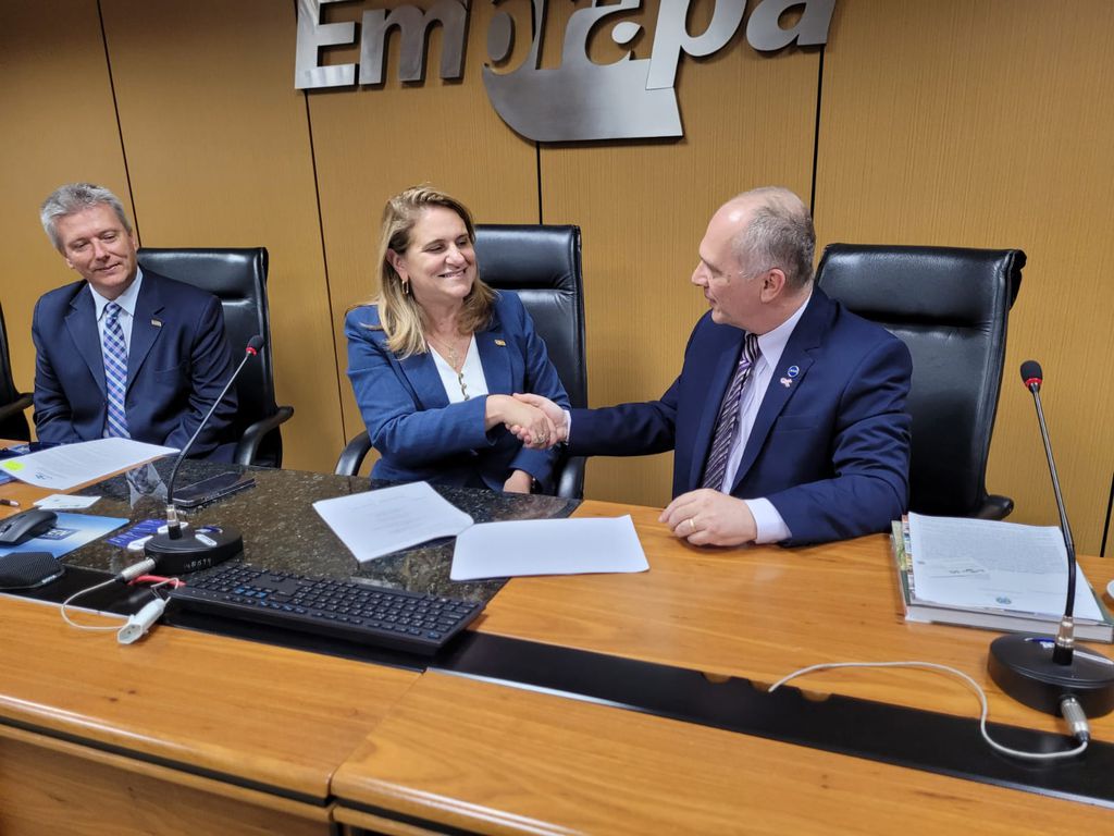 Presidentes da Embrapa e da AEB dando um aperto de mãos