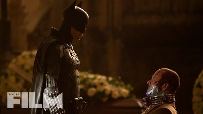 Imagem do Batman com Gil Colson parece ser sequ~encia da cena do funeral divulgada anteriormente (Imagem: Reprodução/Total Film)
