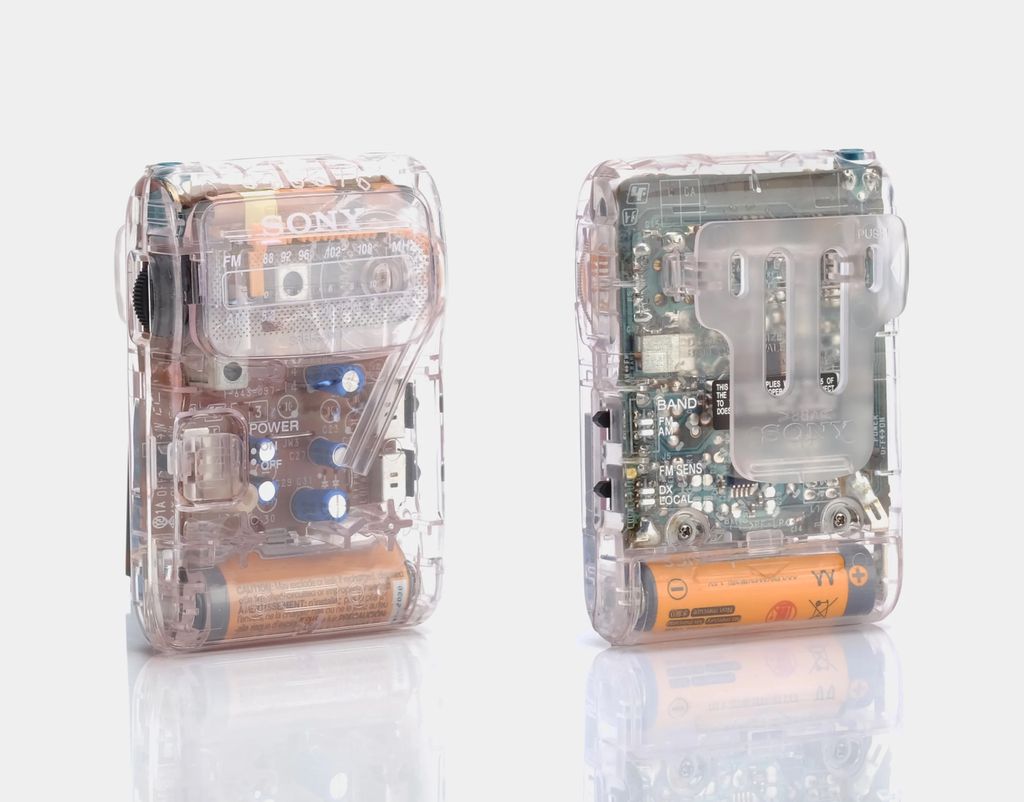 Rádios AM/FM portáteis da Sony eram conhecidos pela alta qualidade; modelos translúcidos ainda podem ser encontrados à venda em lojas mais especializadas (Imagem: Reprodução/Retrospekt)