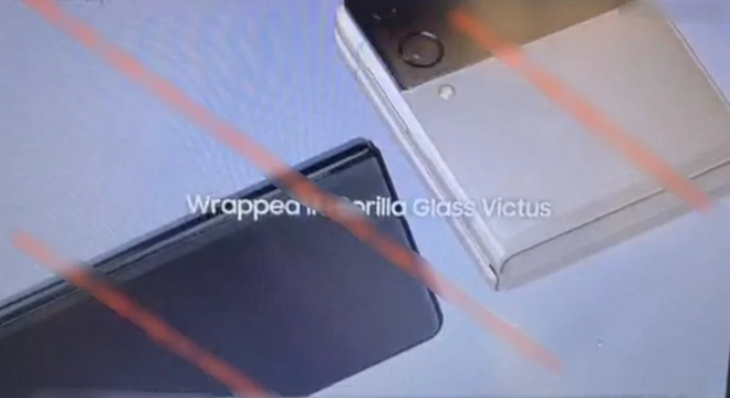 O Galaxy Z Flip 3 será mais resistente, com vidro Gorilla Glass Victus na traseira (Imagem: Reprodução/SamMobile)