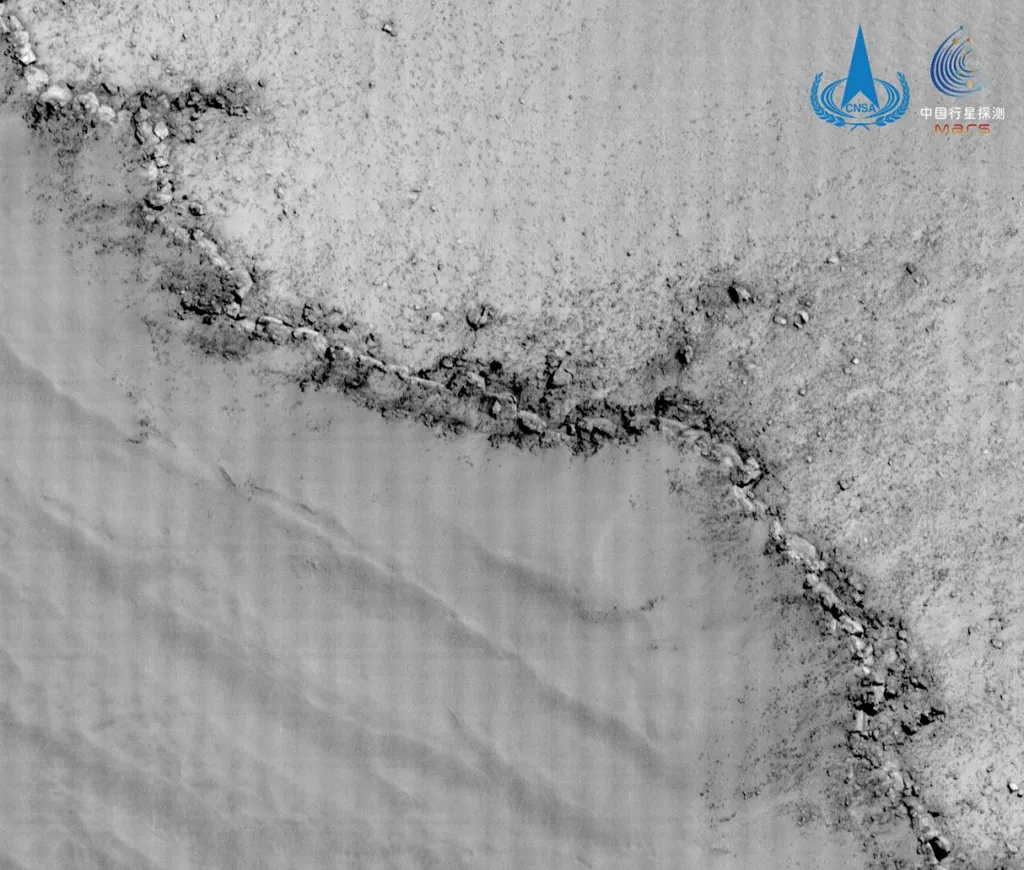 A imagem da borda da cratera de Maunder, com diâmetro de cerca de 91 quilômetros, capturada por uma câmera com resolução espacial de cerca de 0,5 metros. A imagem mostra as características geomorfológicas da borda da cratera, que pode ser vista claramente em processo de desmoronamento. (Imagem: CLEP)