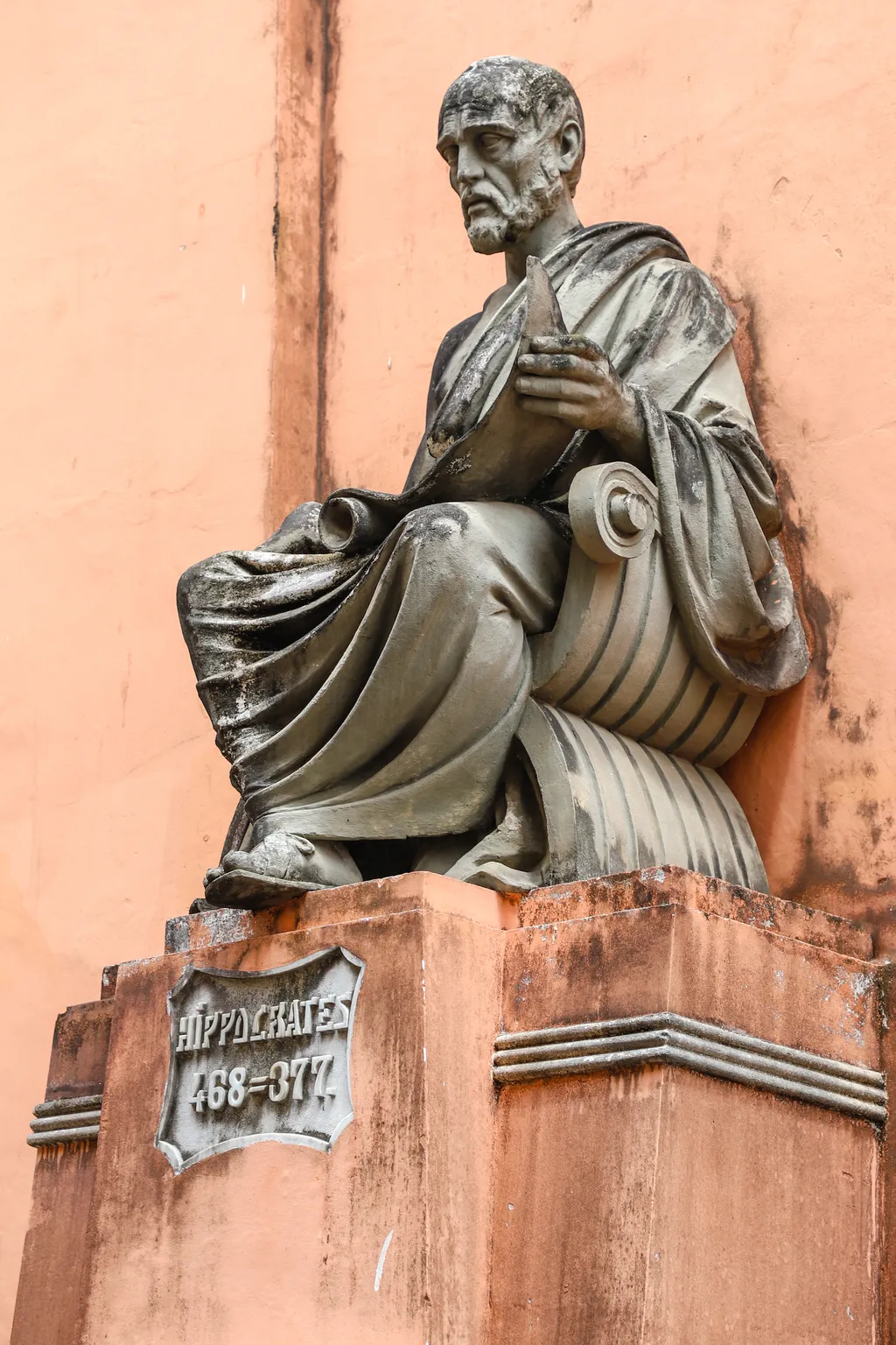 Hipócrates, considerado o pai da medicina, foi quem deu nome ao câncer: na imagem, escultura presente na Faculdade de Medicina da Bahia (Imagem: Paul R. Burley/CC-BY-S.A-4.0)