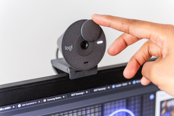 Logitech Brio 300 tampa privacidade