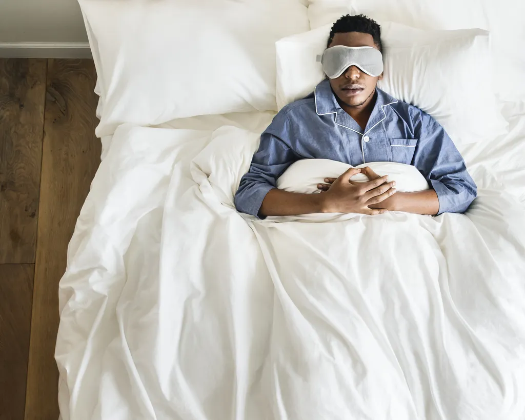 Dormir bem reduz o risco de descontrole da pressão arterial (Imagem: Rawpixel/Envato)