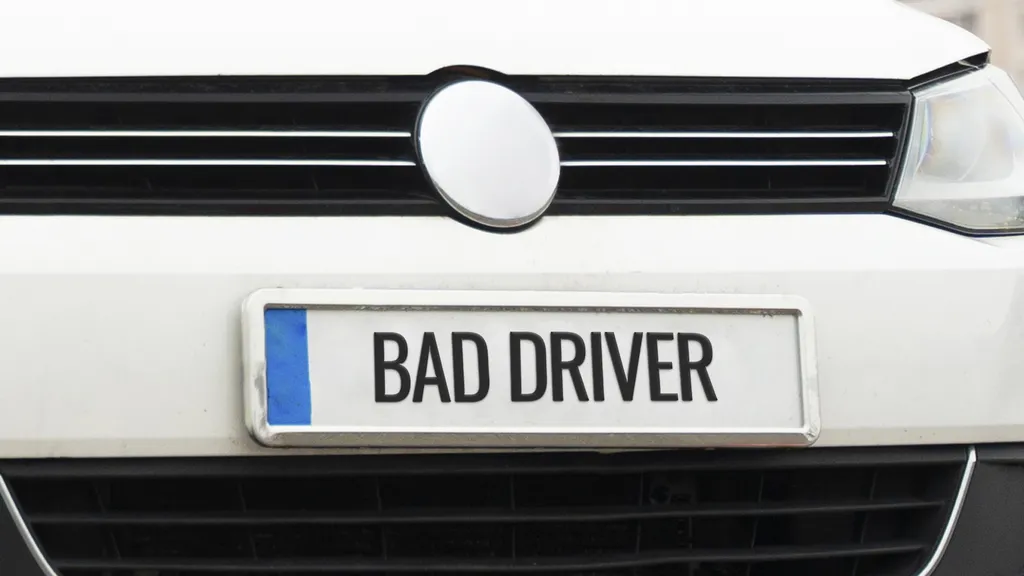 Quem não usa as placas do carro em boas condições é um bad driver (mau motorista) (Imagem: Freepik/CC)
