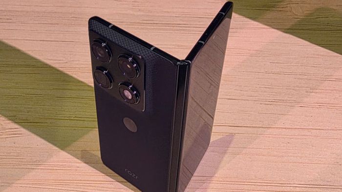 Celular da Motorola que dobra em forma de livro já tem data de lançamento