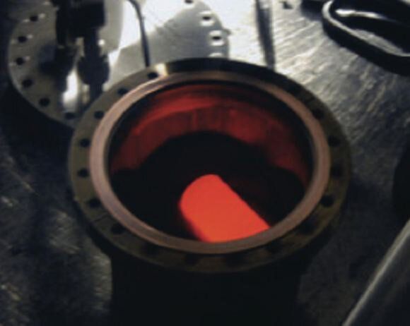 Amostra de plutônio-238 brilhando com o calor do decaimento