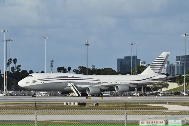 Boeing 747-8 Jumbo visto de lado