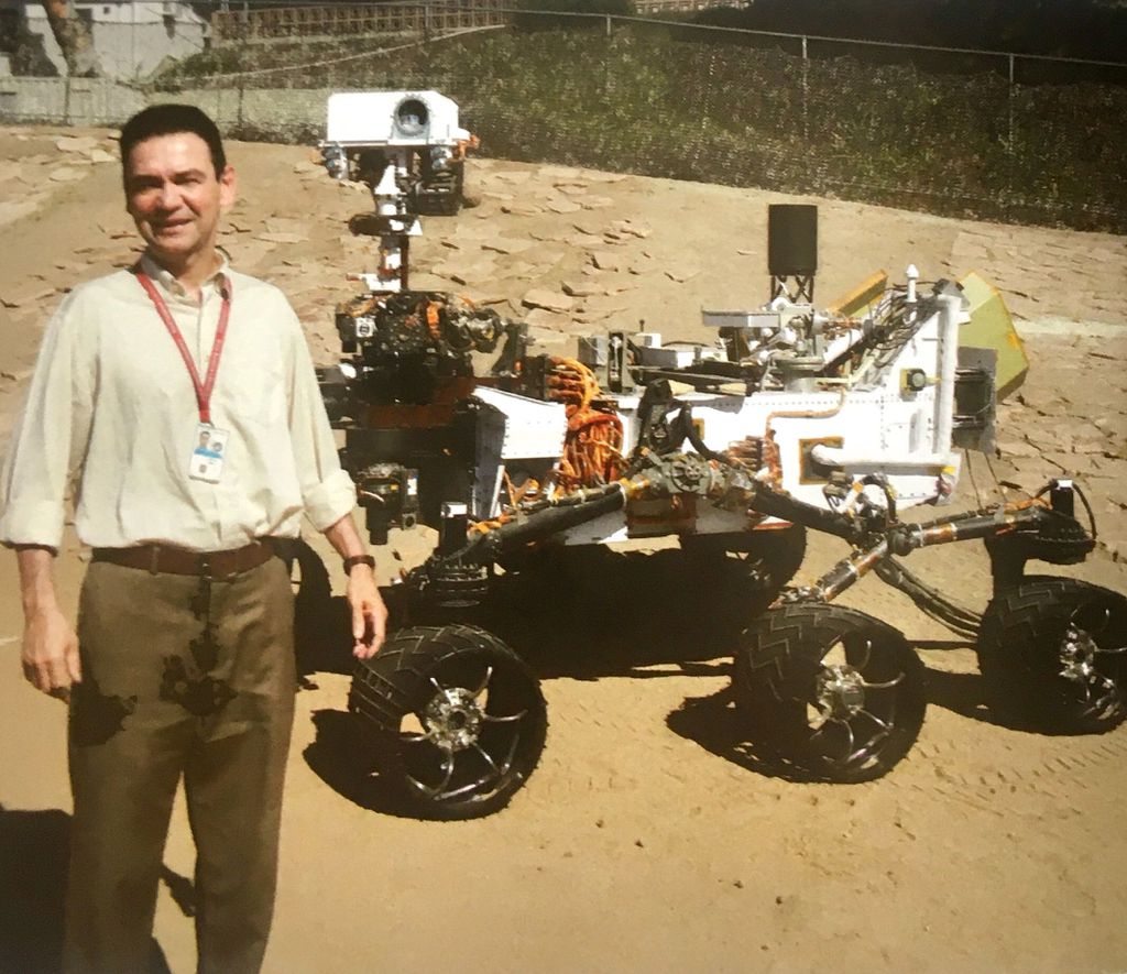 Cientista brasileiro, Ivair Gontijo, ao lado do rover Curiosity (Foto: Divulgação/ NASA)