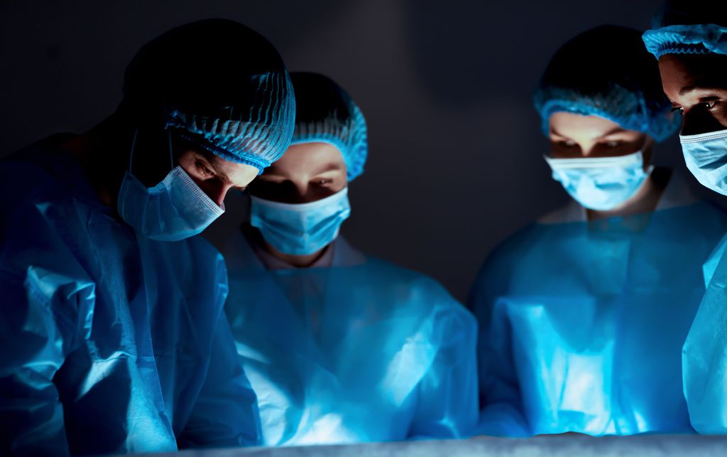 Transplante do coração é uma cirurgia complexa e de risco, que envolve fila de espera (Imagem: Prostock-studio/Envato)