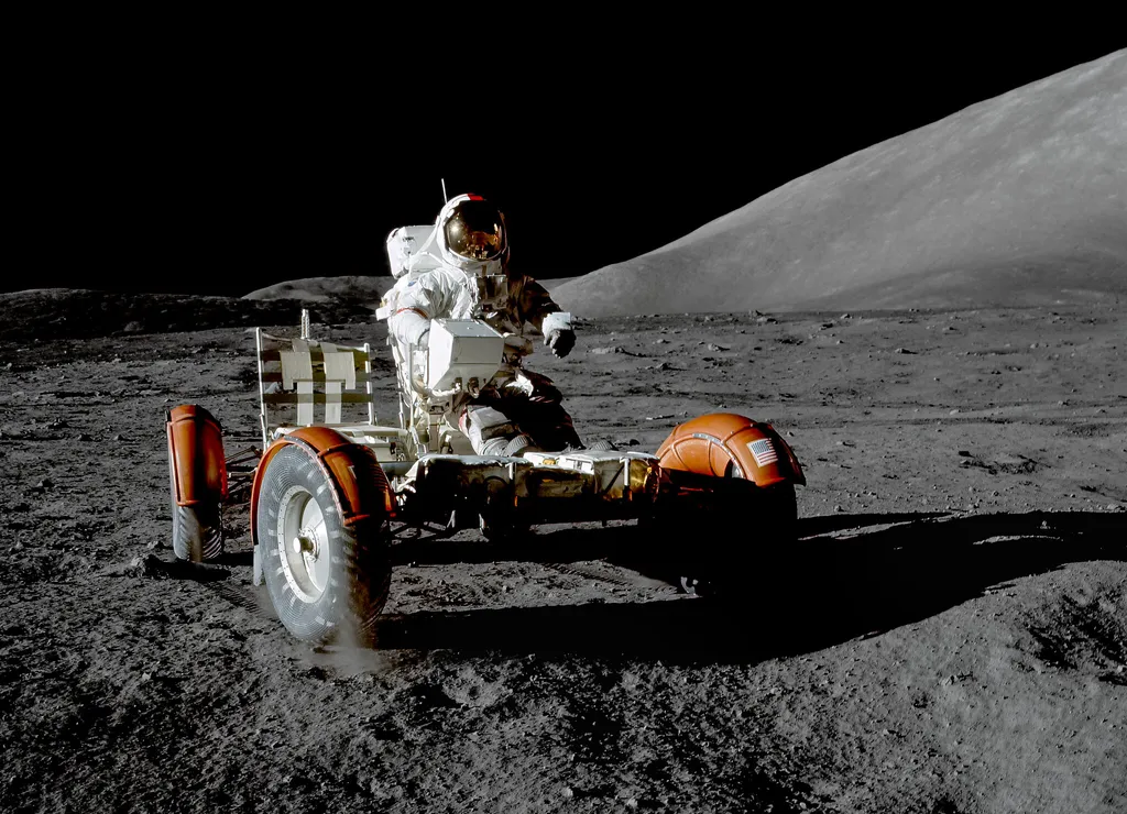 Cernan pilotando o jiper lunar (Imagem: Reprodução/NASA/Kevin M. Gill)