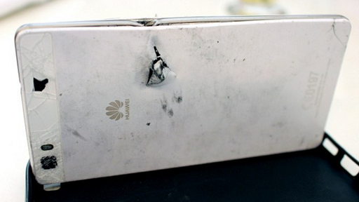 Smartphone no bolso salva a vida de empresário baleado no peito durante assalto