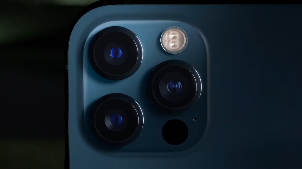 iPhone 12 Pro e Pro Max têm mais sensores fotográficos, incluindo o LiDAR (Imagem: Reprodução/Apple)