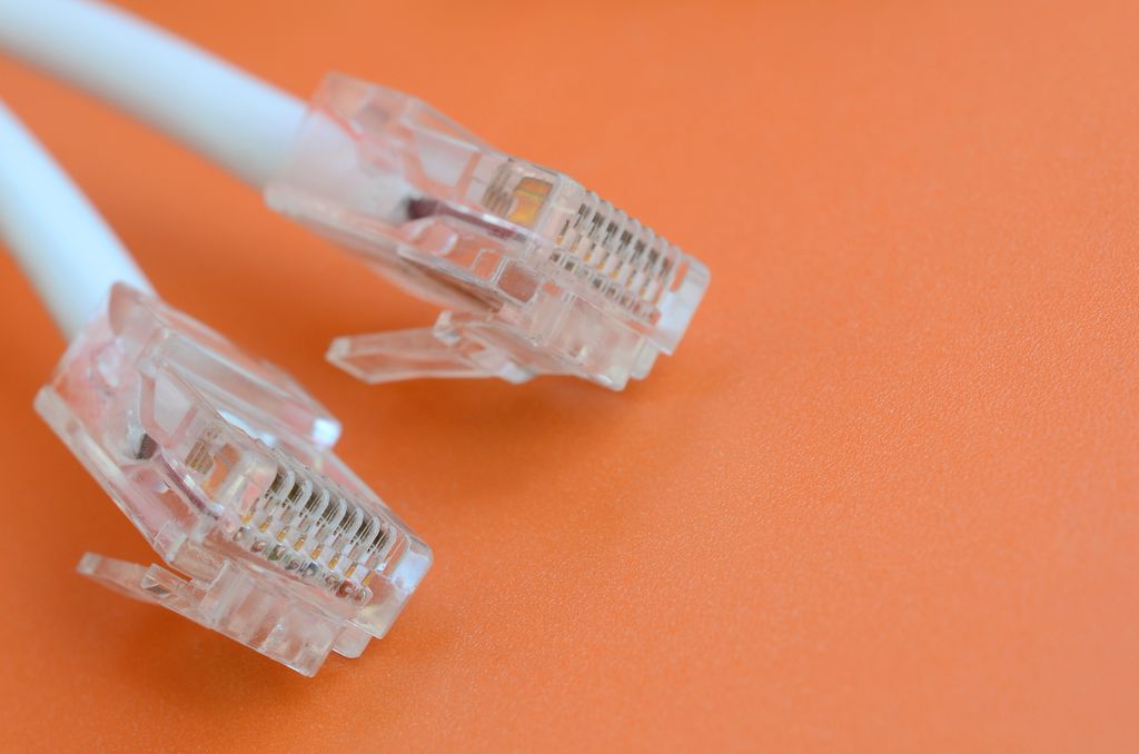 Internet cabeada garante maior estabilidade e até mesmo mais velocidade (Imagem: twenty20photos/Envato Elements)
