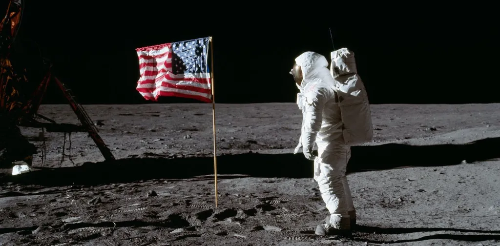 Foto da Apollo 11 mostrando o pouso humano na Lua e um céu escuro sem uma estrela sequer (Imagem: NASA)
