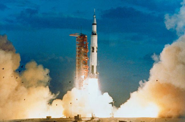 O primeiro voo de teste da NASA do foguete Saturn V, lançado em 9 de novembro de 1967 (Foto: NASA)