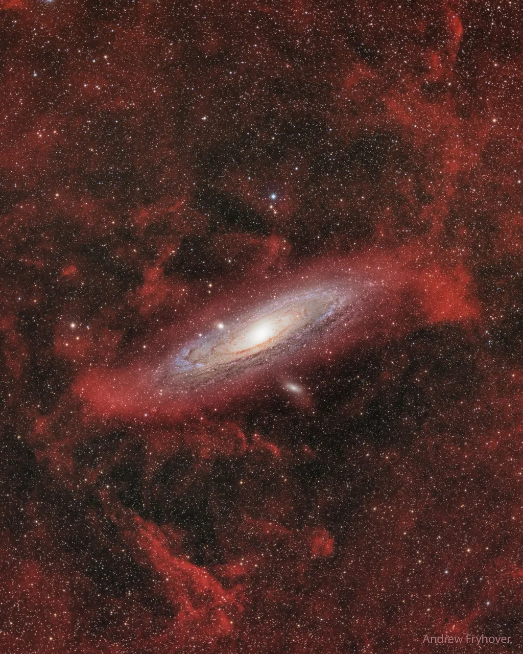 Galáxia de Andrômeda e nuvens de hidrogênio ionizado (Imagem: Reprodução/Andrew Fryhover)