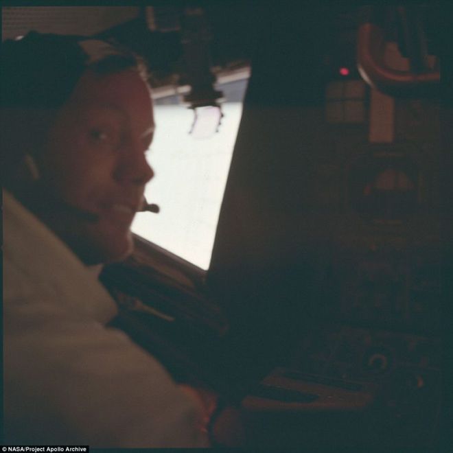 Outra foto sem foco, com Neil Armstrong sorrindo no módulo lunar (Foto: NASA)
