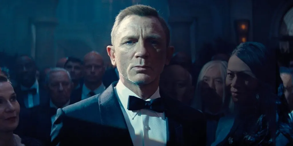 O charme de James Bond faz parte da mitologia do herói (Imagem: Divulgação/Universal Pictures)