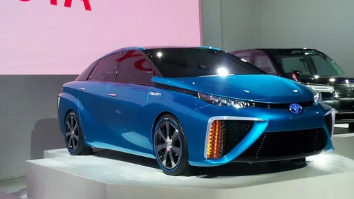 Toyota anuncia o seu primeiro carro comercial movido a hidrogênio