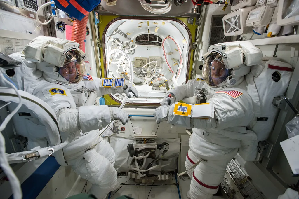 Barry "Butch" Wilmore e Terry Virts se preparando para um spacewalk em 2015 (Imagem: Reprodução/NASA)