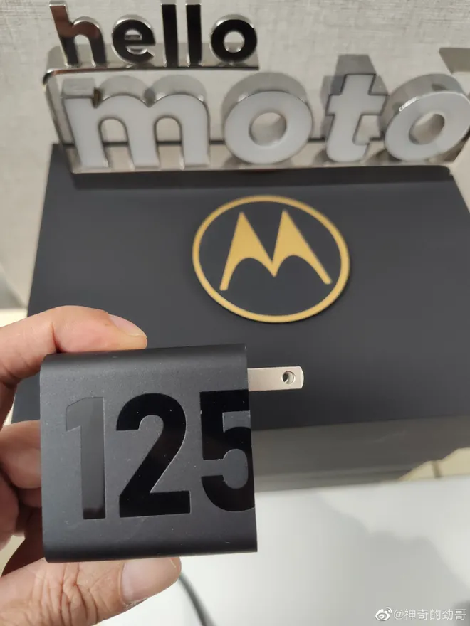 Imagem do novo carregador de 125 W da Motorola foi revelada por executivo da Lenovo (Imagem: Reprodução/Weibo)