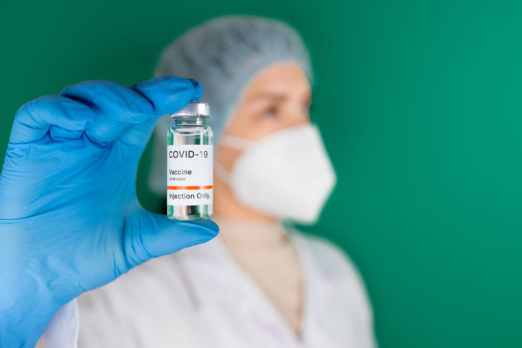 Mais de 85 vacinas contra a COVID-19 são testadas em humanos (Imagem: Reprodução/ Maksim Goncharenok/ Pexels)